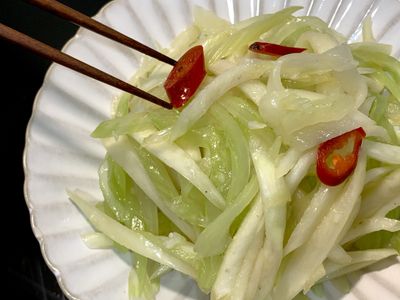 開胃菜｜涼拌切絲西洋芹搭皎白筍很好吃！