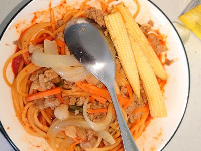 簡易版的番茄羅勒肉醬義大利麵