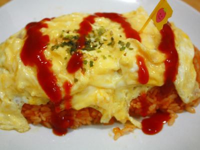 參考食譜 : [和洋食] 閣樓上的王世子也愛的 オムレツ ライス 蛋包飯