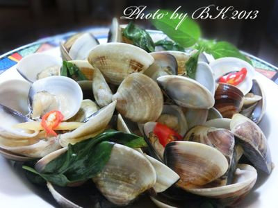 參考食譜 : [萬家香大吟釀薄鹽醬油]塔香炒蛤蜊