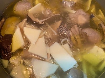 《湯》竹筍香菇雞湯（筍子不苦澀的方法）