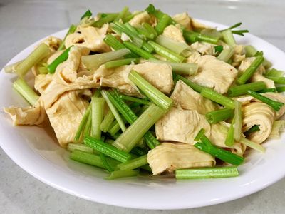 參考食譜 : 芹菜炒豆包～15分鐘上菜～