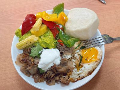 豬肉蔬菜佐酪梨醬早午餐