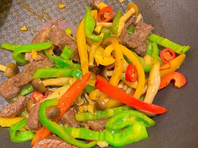 參考食譜 : 黑胡椒彩椒炒牛肉