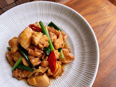 參考食譜 : 蔥爆雞腿肉