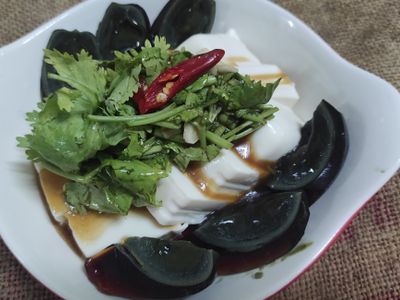 5分鐘上菜-涼拌香根皮蛋豆腐