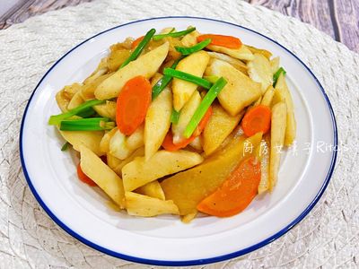 參考食譜 : 茭白筍炒甜不辣