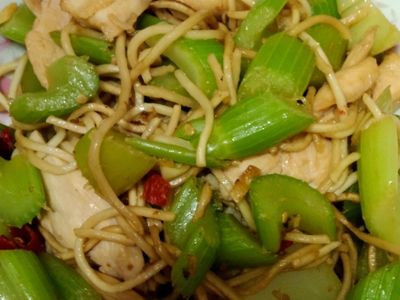 參考食譜 : 西洋芹雞肉炒麵