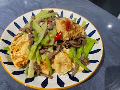 參考食譜 : 芹菜豆包炒肉絲