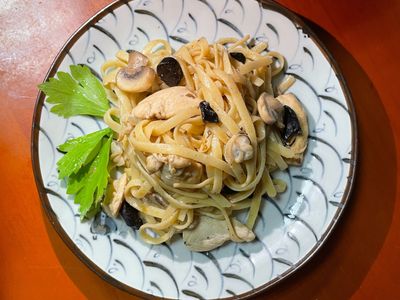 雞肉蘑菇黑蒜義大利麵