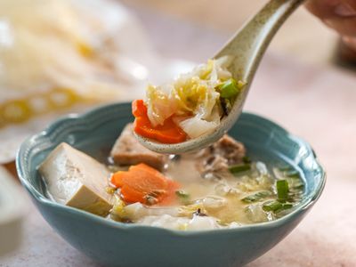 參考食譜 : 【酸白菜排骨湯】夏天喝熱湯預防中暑！