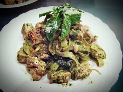 參考食譜 : 松子青醬雞肉義大利麵(2人份)