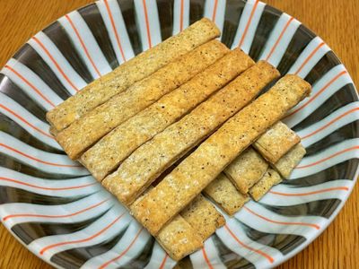 參考食譜 : 芝麻餅乾棒