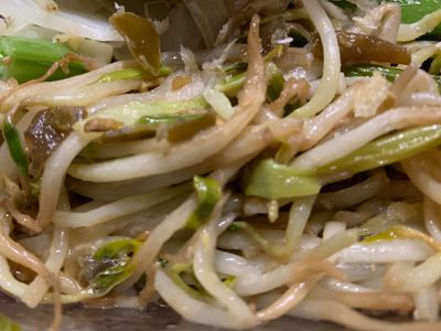 剝皮辣椒味增醬炒豆芽菜