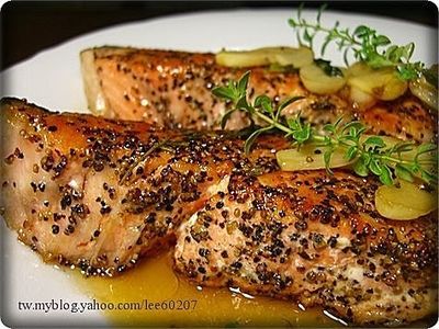 參考食譜 : 黑胡椒蒜香酒煎鮭魚