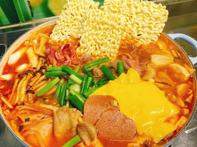 看起來很難但其實很簡單的韓式部隊鍋