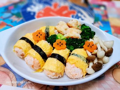 蛋卷鮭魚飯糰＆蝦仁青花＆雙菇便當