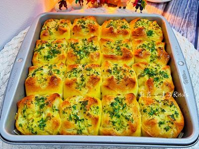 參考食譜 : 蒜香奶油小餐包