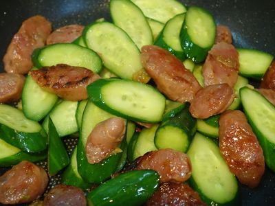 參考食譜 : 香腸炒小黃瓜