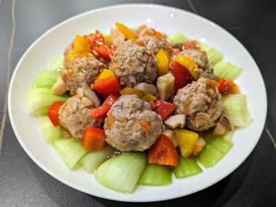 彩蔬燴豬肉丸