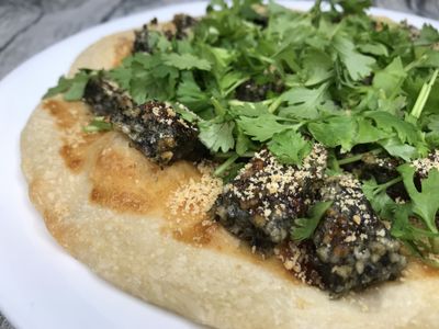 鹽麴香菜紫米糕披薩｜世上的鹽