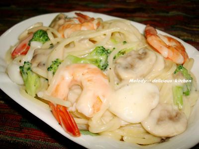 蒜香白醬海鮮義大利麵