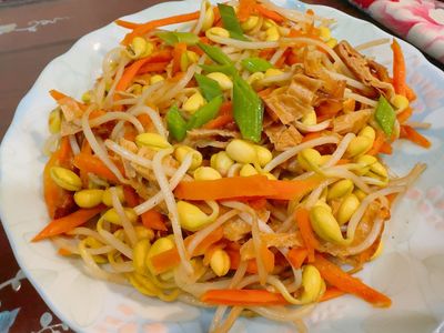 黃豆芽醬炒紅蘿蔔及煙燻豆皮