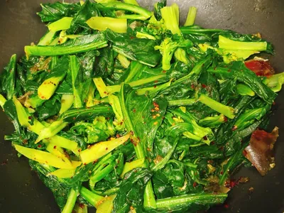 油波辣子芥蘭菜心炒皮蛋