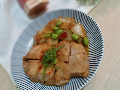 辣椒醬燒洋蔥雞腿排