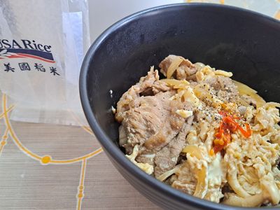 菇菇牛丼飯（美國加州玫瑰米）