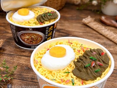 【泡麵蛋糕】鮮奶油麵條、荷包蛋、肉片擠法