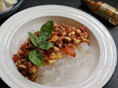 煙燻辣味蕃茄鮑菇肉醬冬粉