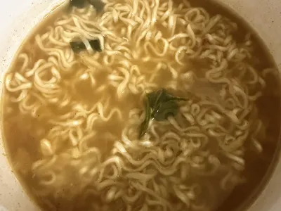 煮隨緣味丹韓式泡菜湯麵「煮泡麵」。