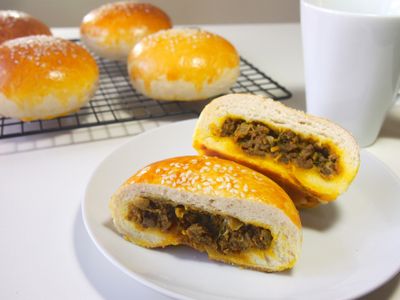 台式咖哩肉餡麵包 Taiwanese bread with curry meat filling