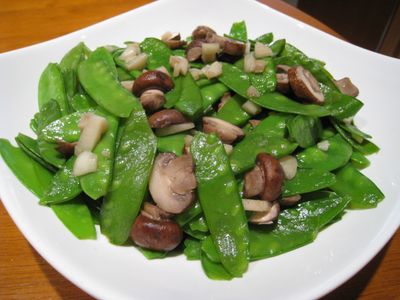【粉豬兒】豌豆炒蘑菇