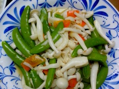 參考食譜 : 人妻的廚房-美白菇炒甜豆