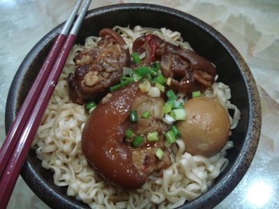 參考食譜 : 紅燒豬腳拌麵
