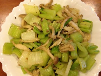 參考食譜 : 清炒西芹菇菇
