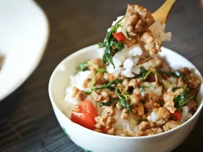 參考食譜 : 扒完三碗飯! 泰式打拋豬 食譜