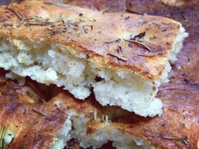 參考食譜 : 義大利迷迭香佛卡夏麵包 --【泰山橄欖油】