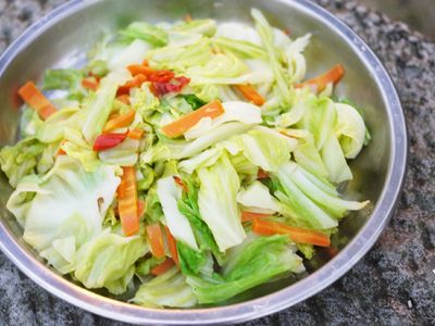 辣炒高麗菜【露營荷蘭鍋料理】