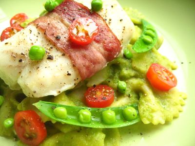 培根圓鱈佐青豆蝴蝶麵