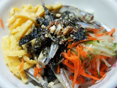 參考食譜 : 寵物鮮食食譜>蜜汁麻醬小魚涼麵，狗鮮食