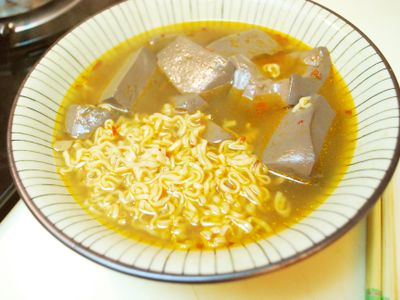 【男子漢系列】超簡易麻辣鴨血泡麵