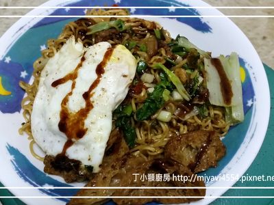 參考食譜 : 利用剩菜的豐盛炒泡麵~不加黑心油~