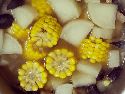 參考食譜 : 甘甜蘿蔔玉米排骨湯