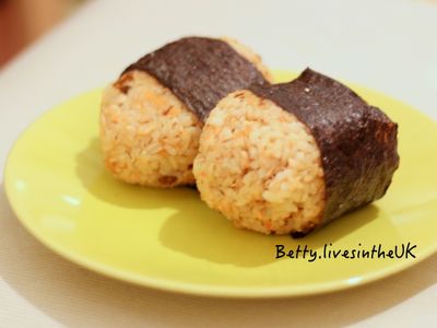 參考食譜 : 【食譜 • 冷飯】鮭魚飯糰