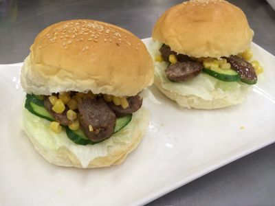 參考食譜 : 寶島第一味~玉荷包香腸漢堡