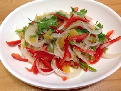 涼拌洋蔥絲／鹹豬肉