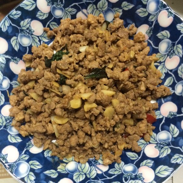 扒完三碗飯! 泰式打拋豬 食譜 : Prettysmilepei一起做